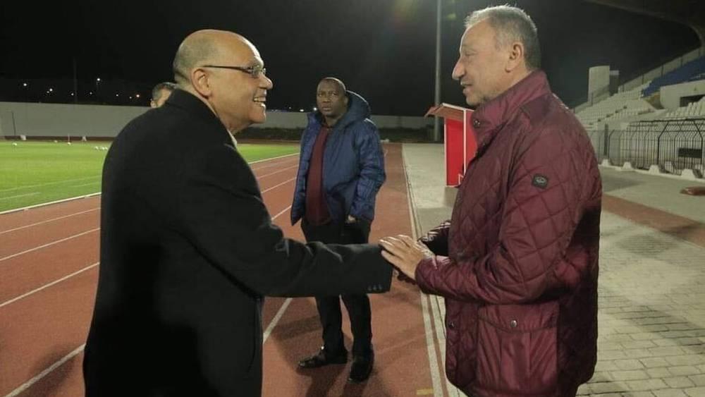 سفير مصر بالمغرب يزور تداريب الأهلي ويصرح: "استقبال مسؤولي الرجاء لبعثة الأهلي بحفاوة دليل على عمق العلاقة بين البلدين"