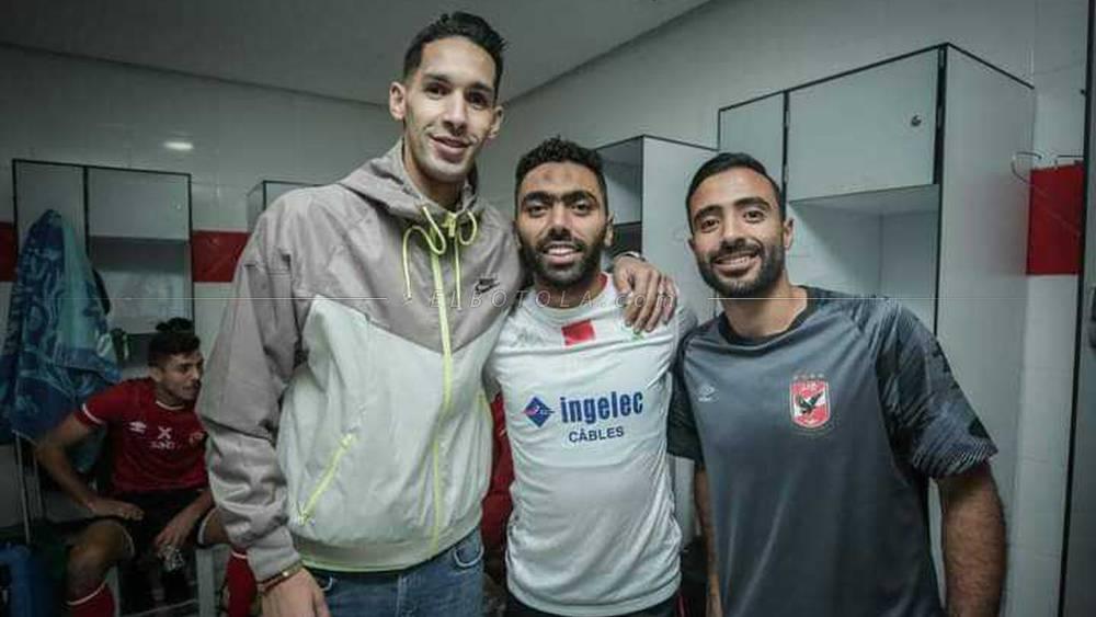 لاعبو الأهلي يتبادلون القمصان مع لاعبي الرجاء بعد نهاية مواجهتهما في ربع نهائي عصبة الأبطال