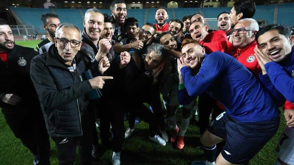 لاعبو وفاق سطيف يسخرون من مدرب الترجي الجعايدي بعد إقصائه باحتفالية "النوم" من قلب ملعب "حمادي العقربي" في رادس