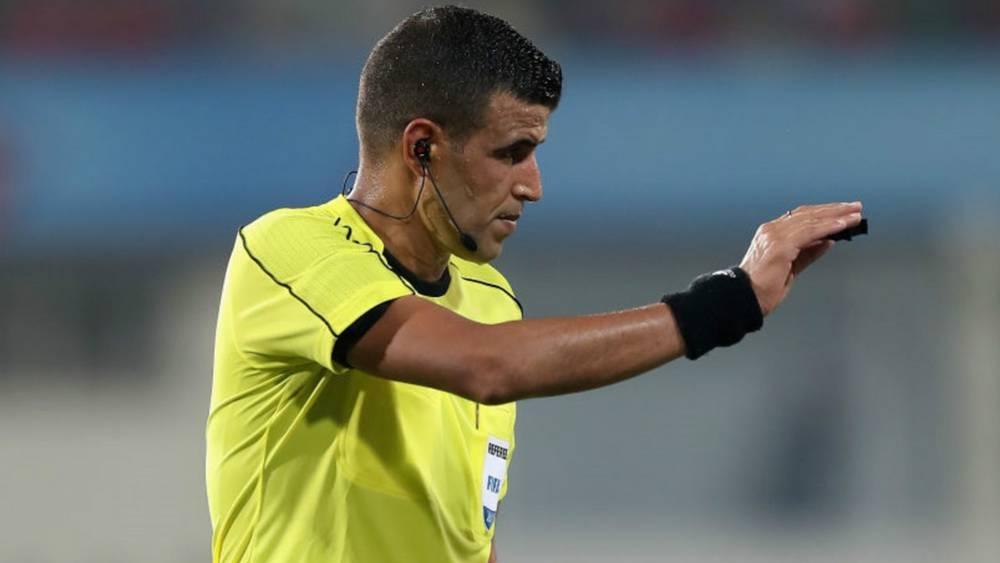 "الكاف" يقرر استبعاد الحكم الجزائري عبيد شارف بسبب مستواه الفني وأخطائه في مباراة الرجاء والأهلي