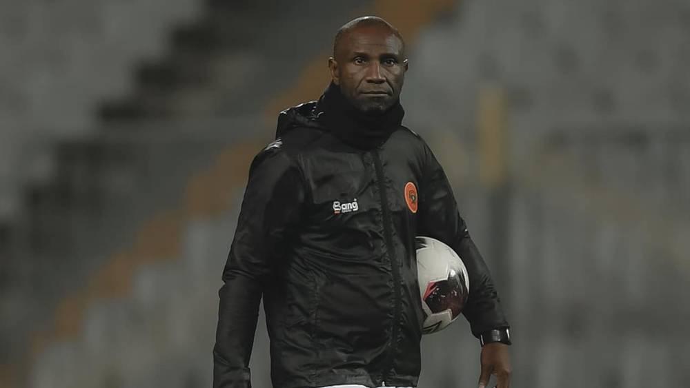 إبينغي مدرب نهضة بركان يتعرض لحادثة سير "خطيرة" بعد انقلاب سيارته