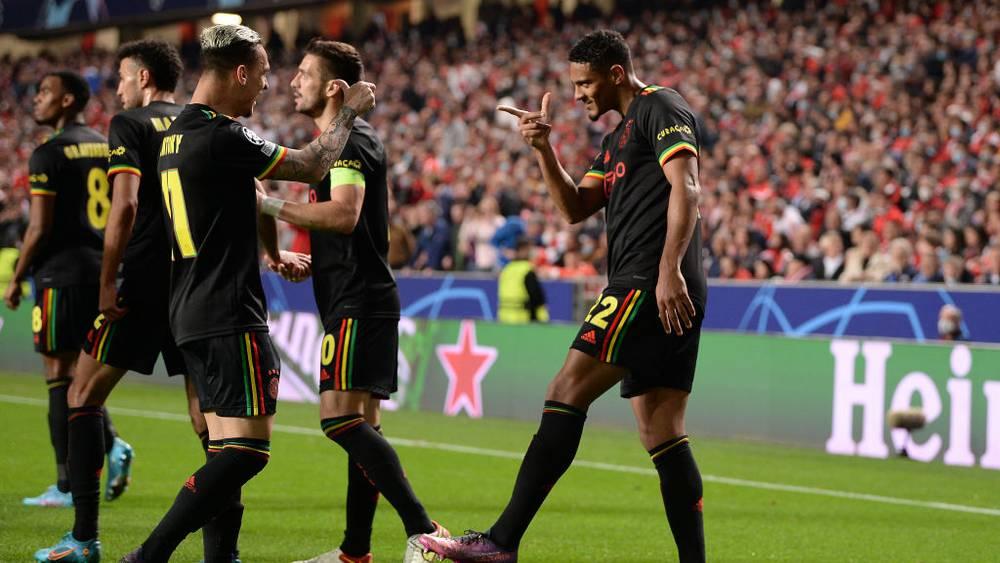 تين هاغ يُفكر في جلب نجم من أياكس معه إلى مانشستر يونايتد