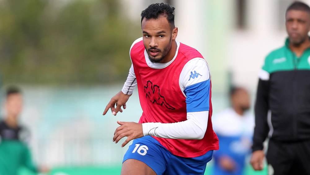 الطاوسي يستبعد بوطويل عن مواجهة الفتح لأسباب انضباطية بعد غيابه عن التداريب