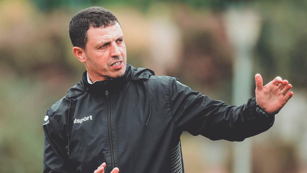 لاعبو الرجاء يقدمون "باقة ورد" للسلامي قبل انطلاق مواجهة الفتح