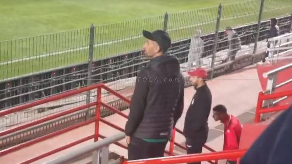 إلياس الحداد يعود لمتابعة مباراة الرجاء والفتح من المدرجات بعد استقرار حالته عقب فقدانه الوعي "مؤقتا" في الشوط الأول