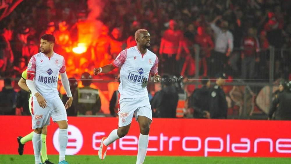 مبينزا يفض شراكته مع مايي وينفرد بصدارة هدافي الدوري الاحترافي بـ12 هدفا