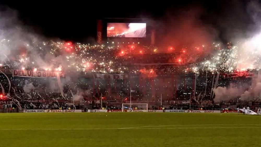 عقوبة كبيرة على "ريفر بليت" بسبب إلقاء مناصريه "للموز" على جماهير الخصم