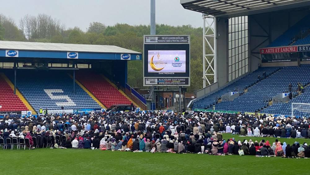 في سابقة تاريخية.. بلاكبيرن الإنجليزي يقيم صلاة عيد الفطر على ملعبه