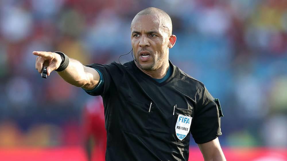 الأنغولي هيلدر مارتينيز حكما لموقعة "لوبومباتشي" بين مازيمبي ون.بركان وفيكتور غوميز في غرفة "الفار"