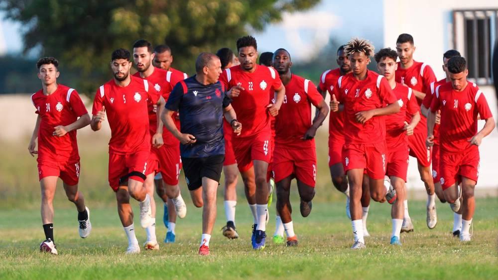 ملعب "كارثي" يحتضن تداريب الوداد في لواندا وجماهير النادي تصف توقيت المباراة بـ"الاستفزازات المعتادة" في أفريقيا