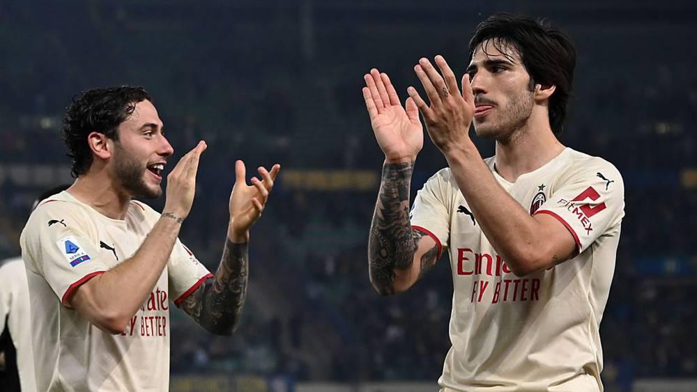 ميلان يستعيد صدارة الدوري الإيطالي بثلاثية في شباك فيرونا