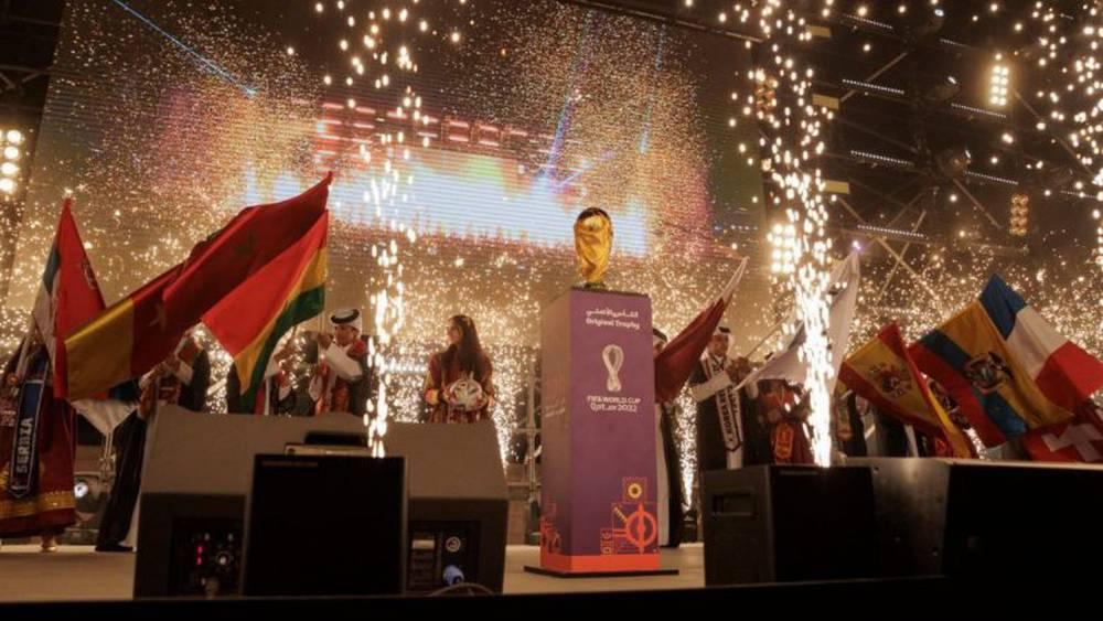 آلاف المشجعين يتدفقون إلى الحي الثقافي "كتارا" بالدوحة لمشاهدة "الكأس الأصلية" للمونديال