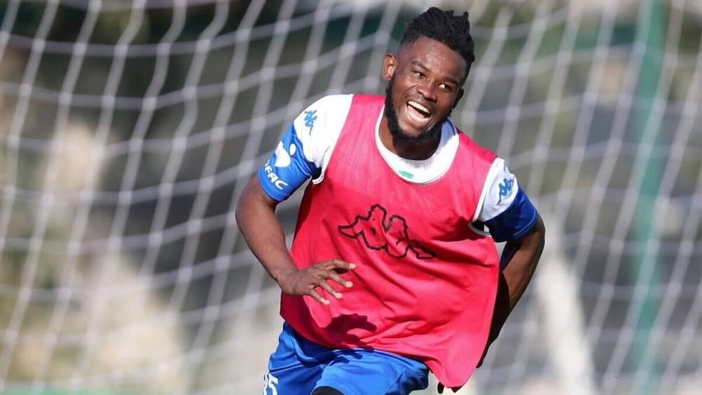 الإصابة تحرم أحداد من المشاركة في مباراة سريع واد زم قبل دقائق من بدايتها والطاوسي يقحم كابانغو بدلا عنه