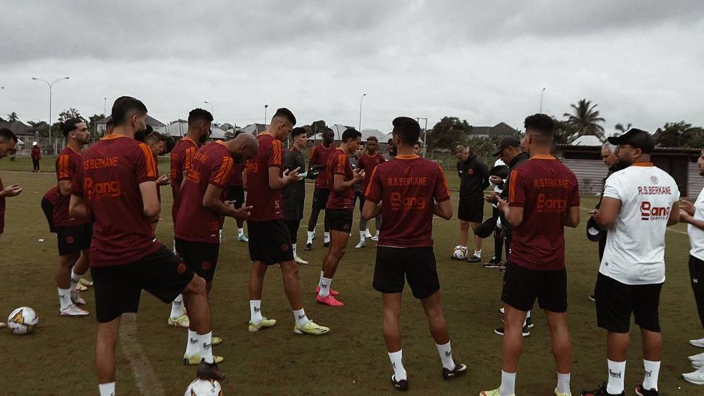 تشكيلة نهضة بركان لنهائي كأس الكونفدرالية.. أوبيلا أساسي والبحري يقود خط الهجوم