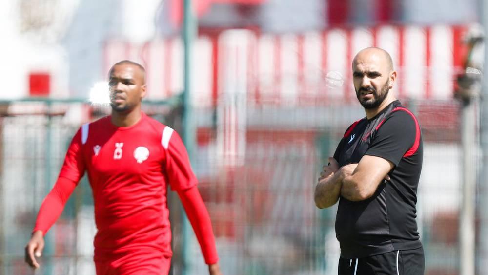 الركراكي: "الجْمْهُورْ غَادي يْعاونْنَا ولكن مَاشي هُوَ اللّي غادي يسجّلْ كِيما قال الشّناوي والأهلي سْبْقْ لِيهْ وَاجْهْ الرَّجاء فْدُونُورْ وْمَا تْأْثّْرْشْ"