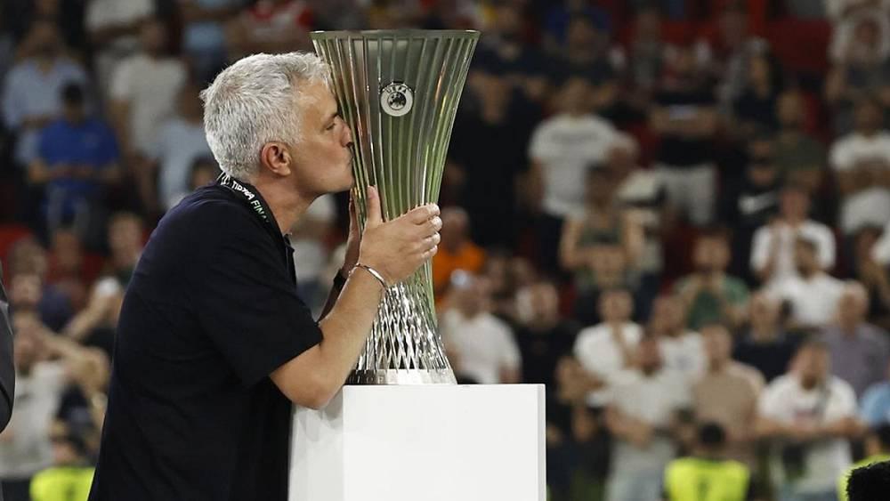 مورينيو بعد التتويج بدوري المؤتمر الأوروبي: "اليوم لم يكن عملاً بل كان تاريخًا يجب كتابته وكتبناه"