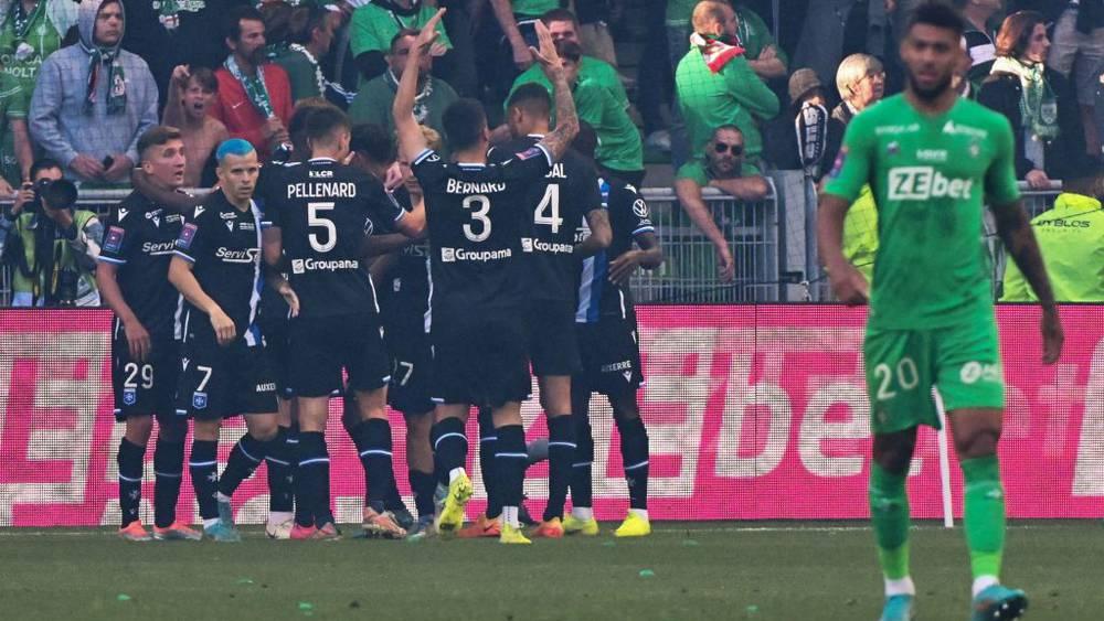 سانت إتيان يهبط إلى الدرجة الثانية بالخسارة في الملحق ضد أوكسير العائد للدوري الفرنسي بعد غياب 10 سنوات