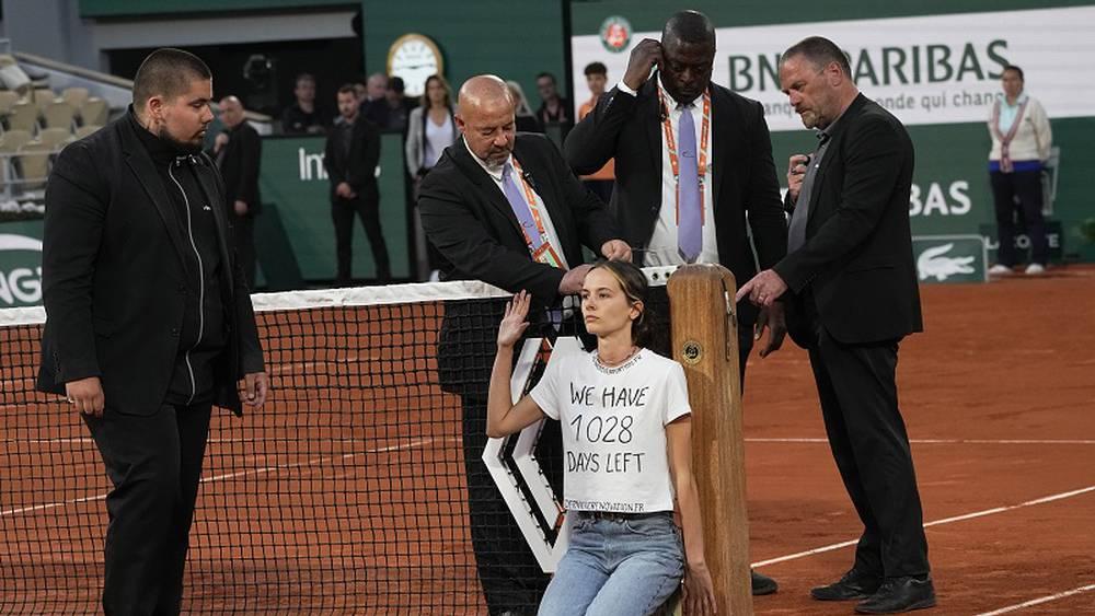 فتاة تربط نفسها بالشبكة خلال نصف نهائي "رولان غاروس" احتجاجا على مخاطر الأزمات المناخية