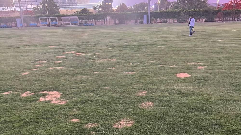 الغينيون يشتكون من ملعب التداريب في مصر ويصفونه بـ"الفضيحة المتعمدة"!