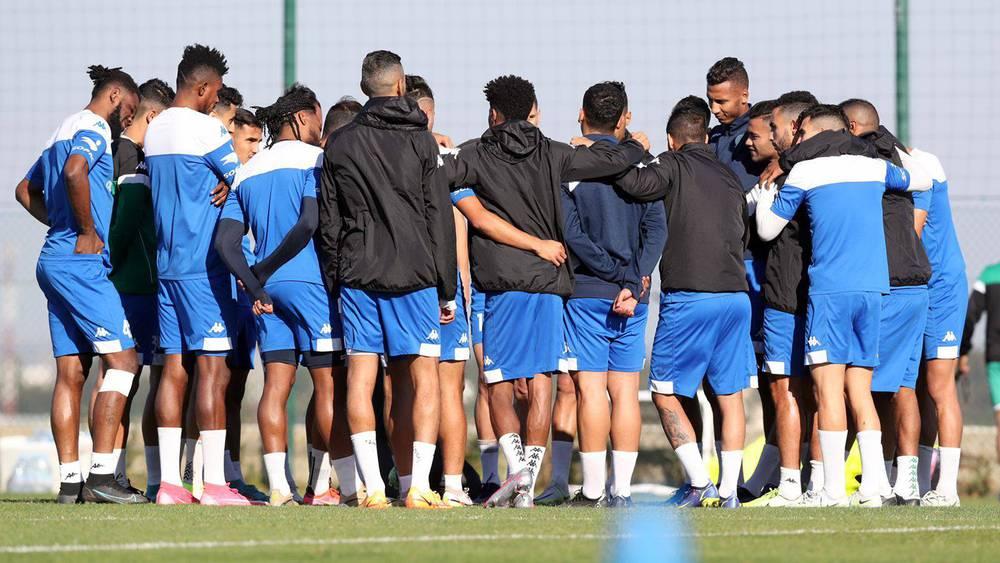 الطاوسي يمنح لاعبي الرجاء يوم راحة قبل بدء الاستعدادات لمواجهة "الديربي"