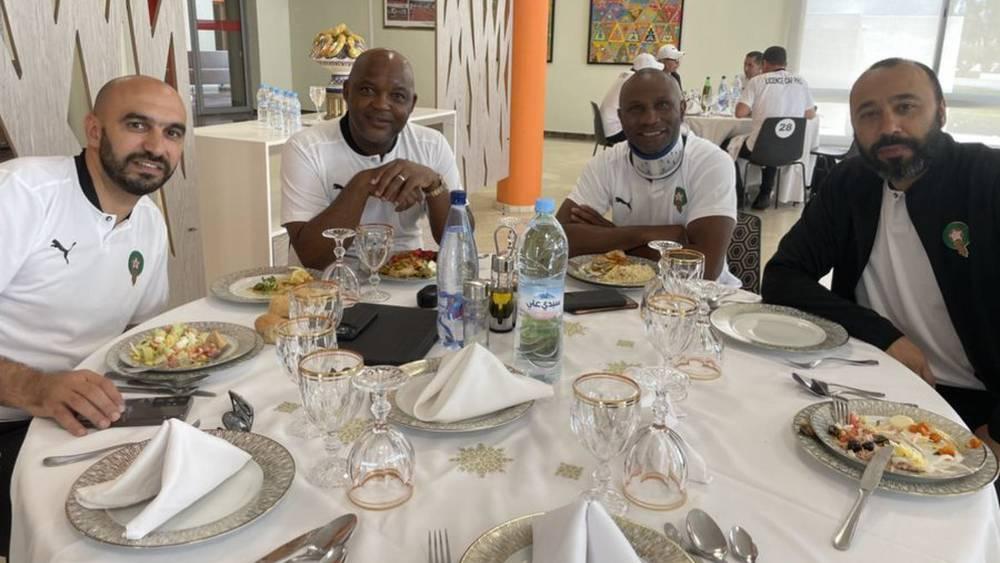 موسيماني ينشر صورة تجمعه بالركراكي وإبينغي والسكتيوي ويلمّح إلى "سيطرة" المدربين الأفارقة على الألقاب القارية للأندية منذ 2018