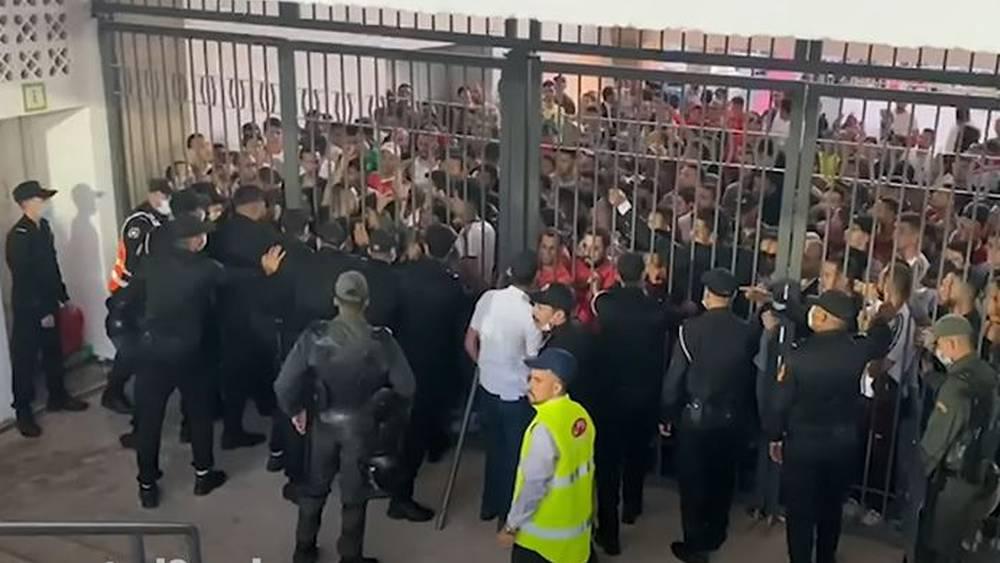 جماهير مُنعت من ولوج الملعب وعشوائية في الممرات المؤدية للمنصة.. "سوء تنظيم" في مباراة المغرب وجنوب أفريقيا