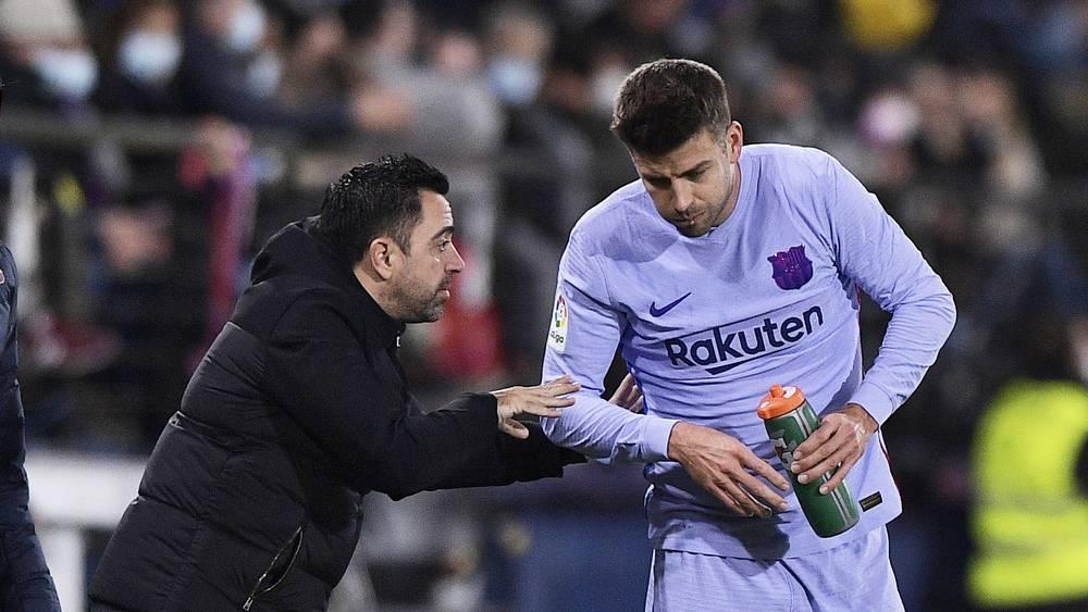 تشافي يخبر بيكيه بخروجه من حساباته في الموسم القادم بسبب إصاباته و"تشتت تركيزه"