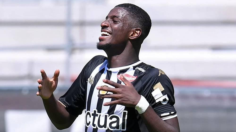 فابريزيو رومانو عن المغربي الأصل محمد علي شو: "اللاعب يتفق مع ريال سوسيداد للانتقال إليه مقابل 11 أو 12 مليون يورو"