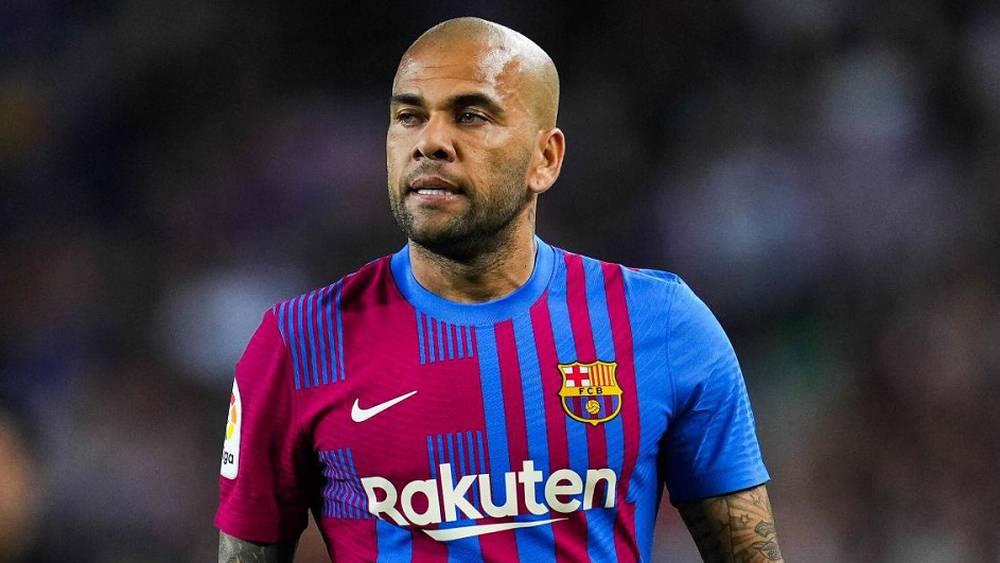 برشلونة يبلغ داني ألفيس بالاستغناء عن خدماته