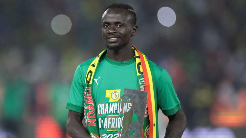 ساديو ماني لأطباء مستشفى "بامبالي" مسقط رأسه: "لو لم أكن لاعب كرة القدم لأصبحت الآن طبيبًا مثلكم"