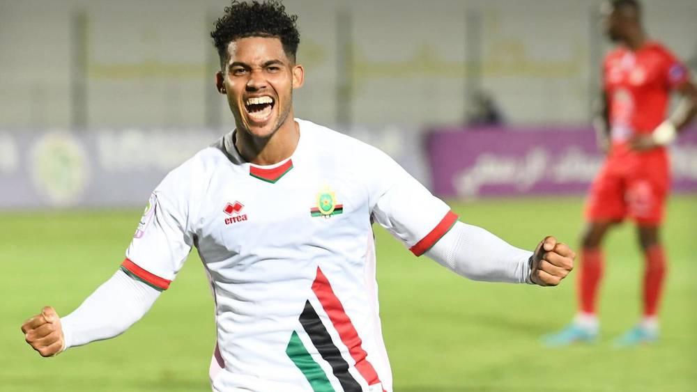 دارين سميث مهاجم الجيش الملكي يصبح أول لاعب جنوب أفريقي يسجل هدفا في البطولة الوطنية