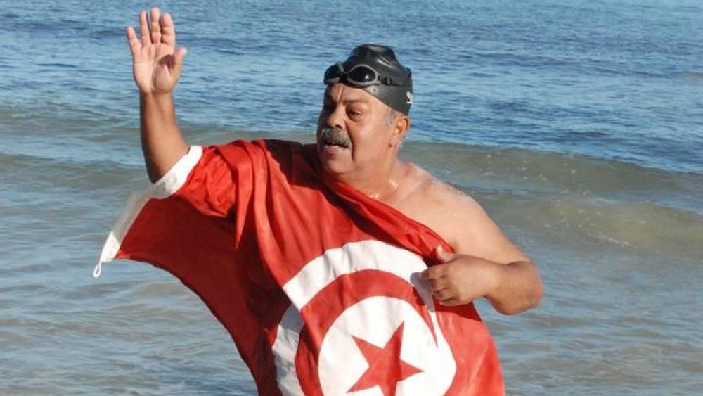 الحكومة التونسية تدقّق في إنجاز السباح "نجيب بلهادي" (69 عامًا) بقطع مسافة 155 كيلومتراً في المياة المفتوحة لمدة 64 ساعة متواصلة!