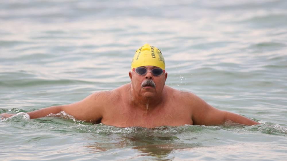 السباح التونسي "بلهادي" عن قطع مسافة 155 كيلومتراً في ظرف 64 ساعة: "سبحت لمسافة طويلة وأنا نائم وسرعتي بلغت 7 كيلومتر في الساعة"!