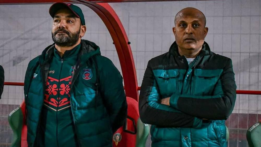 طارق مصطفى حاضر في دكة احتياط أولمبيك آسفي أمام الرجاء الرياضي بعد استنفاد عقوبة إيقافه