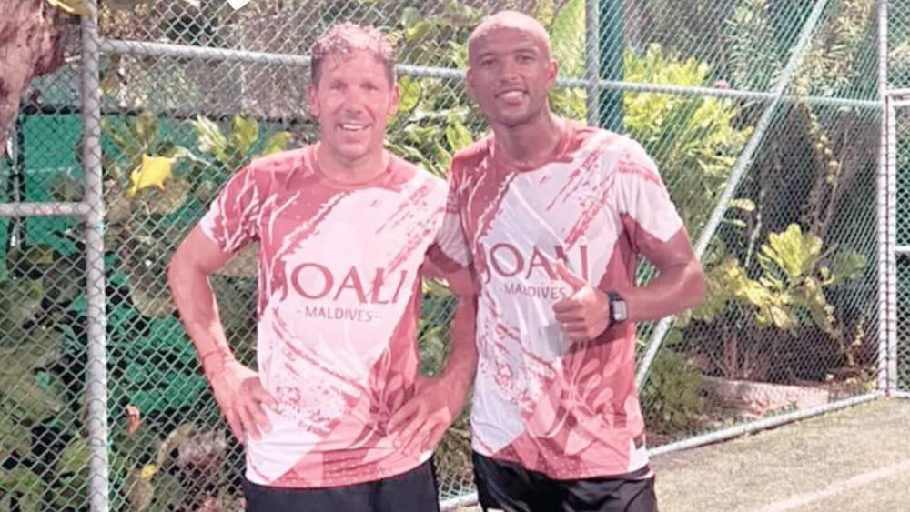 أيوب الكعبي يشارك في مباراة لكرة القدم "المصغرة" رفقة المدرب الأرجنتيني سيميوني في "المالديف"