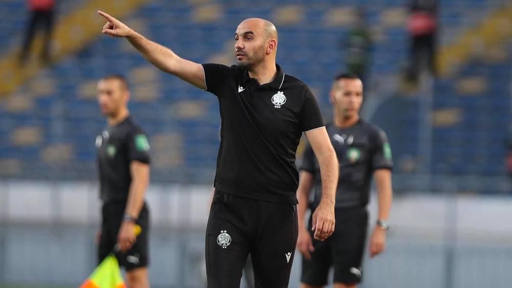 الركراكي: "إِيلا كانت عنْدك عائلة مَتخافْش واخا طِيح يْعاونُوك.. جمهور الوداد يسْتاهل البطولة 22"