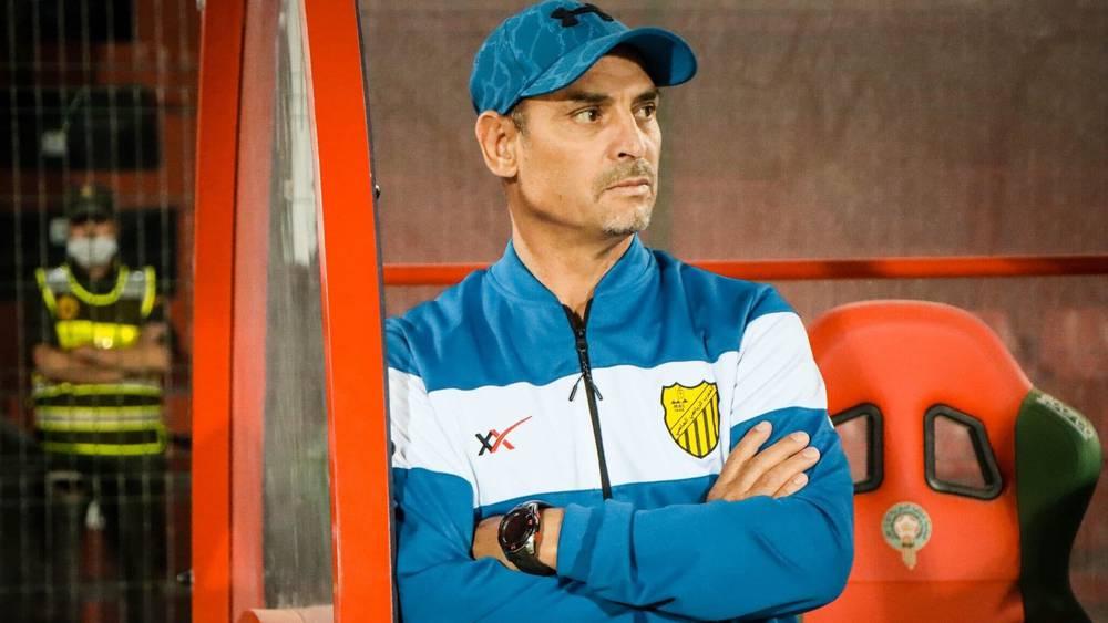 رسميا/ المغرب الفاسي يجدد عقد مدربه بن سلطان لموسمين إضافيين