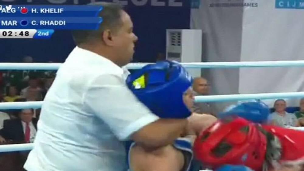 الألعاب المتوسطية/ فضيحة تحكيمية.. حكم جزائري يساعد مواطنته في مباراة للملاكمة أمام منافستها المغربية!