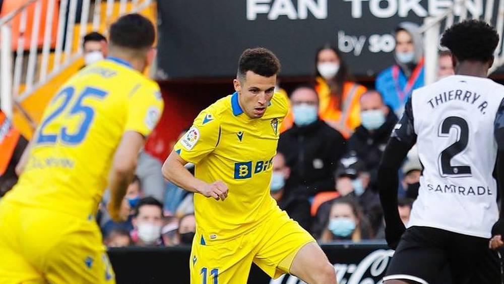 أسامة إدريسي يرغب في العودة إلى قادش ومطالب إشبيلية المالية تحول دون الاتفاق بين الناديين