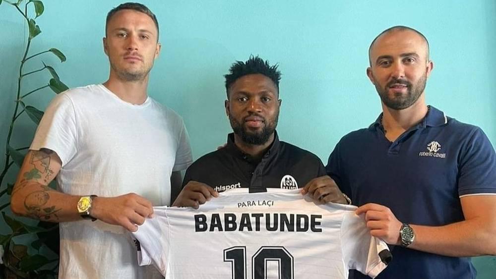 رسميا/ باباتوندي يلتحق بنادي لاتشي الألباني بعد إمضائه لسنة بدون فريق