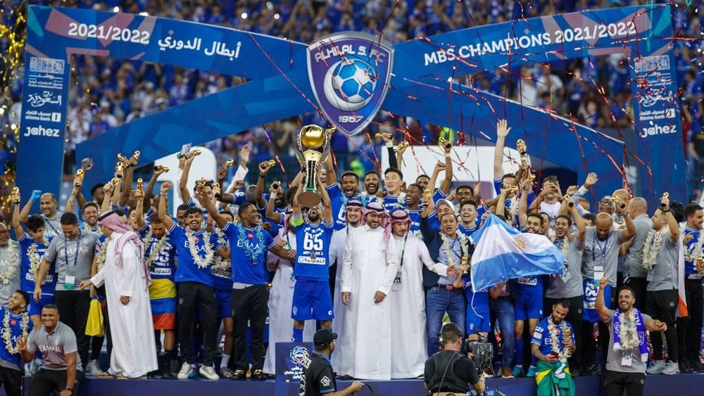 الهلال السعودي يُقدم على خطوة "غير مسبوقة" بتوصيل كأس الدوري لمنازل مشجعيه.. تأجير اللقب لمدة ساعة ونصف مقابل أكثر من 13 ألف درهم مغربي