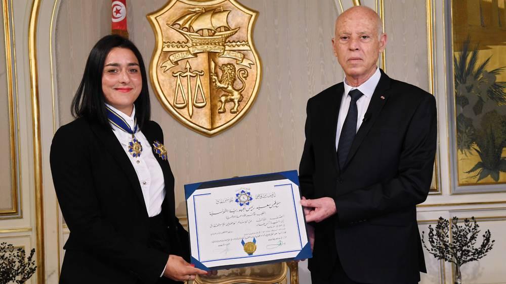 بعد بلوغها نهائي ويمبلدون.. رئيس تونس يمنح وسام الاستحقاق للاعبة التنس أُنس جابر