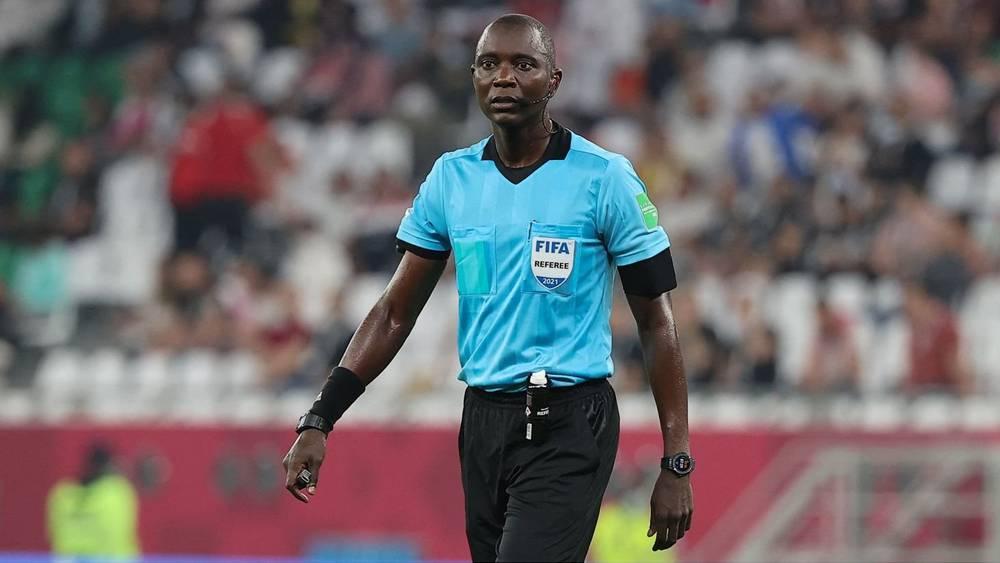 تقارير/ الحكم الغامبي "باكاري غاساما" يُخطّط للاعتزال مطلع عام 2024