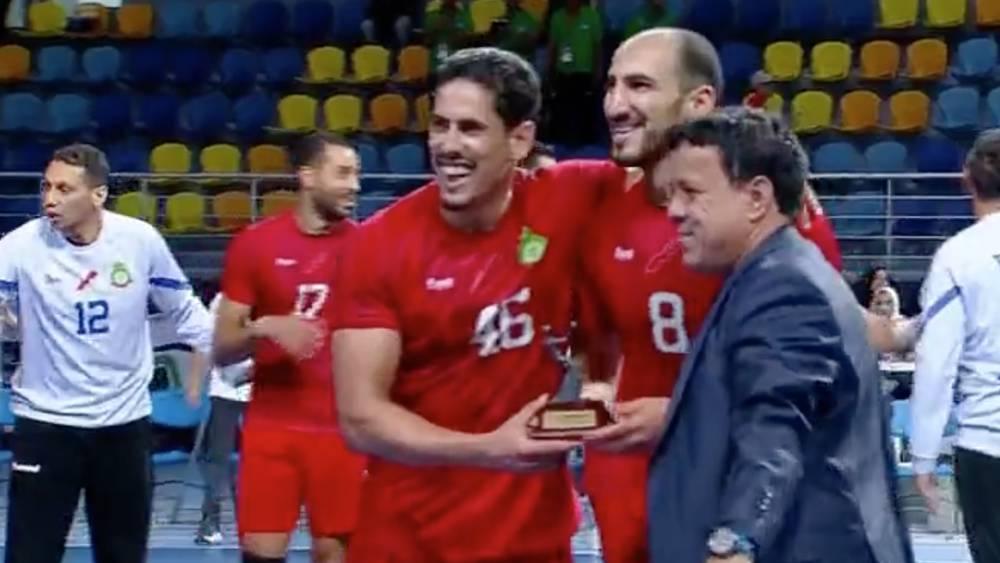 محمد أمين بن طالب ينال جائزة "رجل المباراة" في لقاء المنتخب المغربي لكرة اليد أمام غينيا