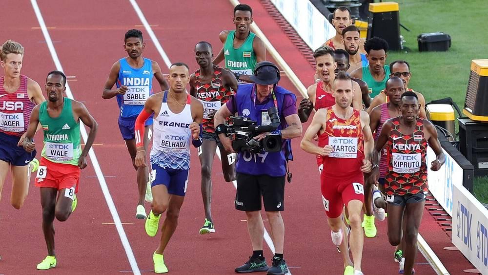 بطولة العالم لألعاب القوى/ عداؤو 3000 متر موانع يتفاجؤون بمصور وسط حلبة السباق في مشهد "غير مسبوق"!