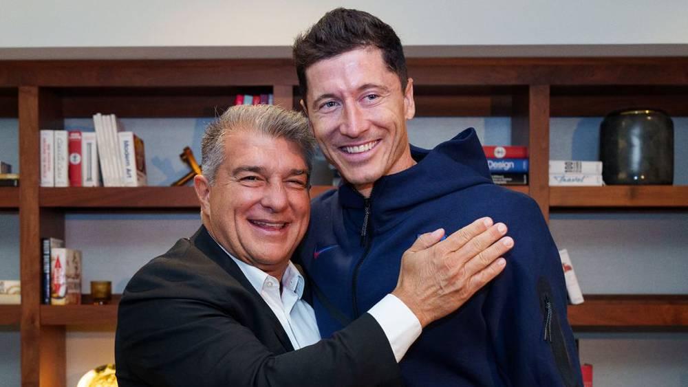 لابورتا: "ليفاندوفسكي قام بمجهود غير عادي للعب في برشلونة وقدومه أحدث ضجة في العالم"