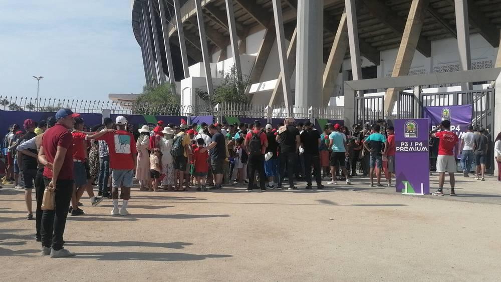 نهائي "كان السيدات"/ المركب الرياضي "مولاي عبد الله" مملوء عن آخره ومشجعون مغاربة يواصلون التوافد بأعداد كبيرة على الملعب