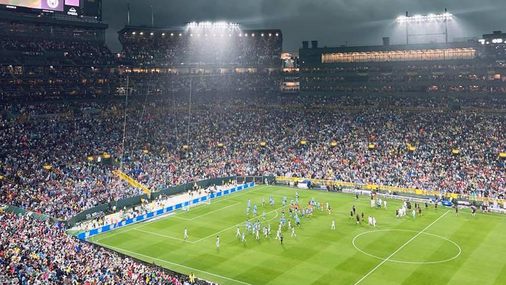 مرة أخرى.. إيقاف مباراة بايرن ميونيخ ومانشستر سيتي بسبب "سوء الأحوال الجوية"