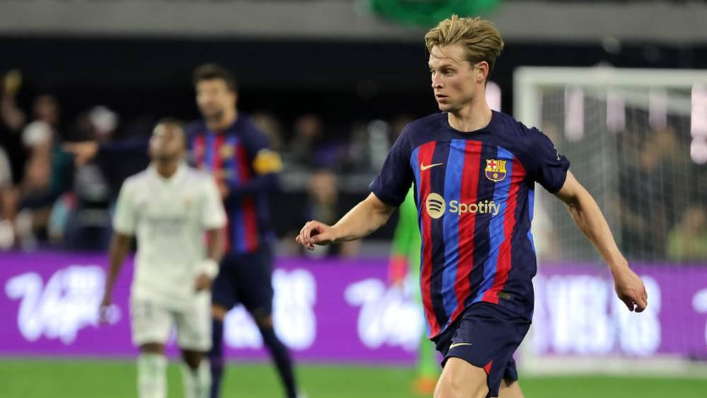 تشافي: "فرينكي دي يونغ لاعب مُهم ولكن هناك وضع اقتصادي صعب في برشلونة"