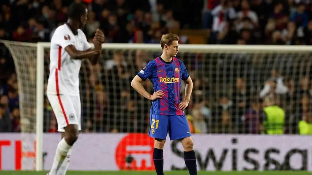 غاري نيفيل: "فرينكي دي يونغ يتعرض لمعاملة غير أخلاقية في برشلونة"